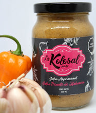 Cargar imagen en el visor de la galería, La Kolosal - 4 PACK Divertidísima receta de salsa gourmet de base de aceite, hecha con ajos y chiles habaneros tostados y sazonada en salsa de soya fermentada.