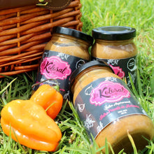 Cargar imagen en el visor de la galería, La Kolosal - 4 PACK Divertidísima receta de salsa gourmet de base de aceite, hecha con ajos y chiles habaneros tostados y sazonada en salsa de soya fermentada.