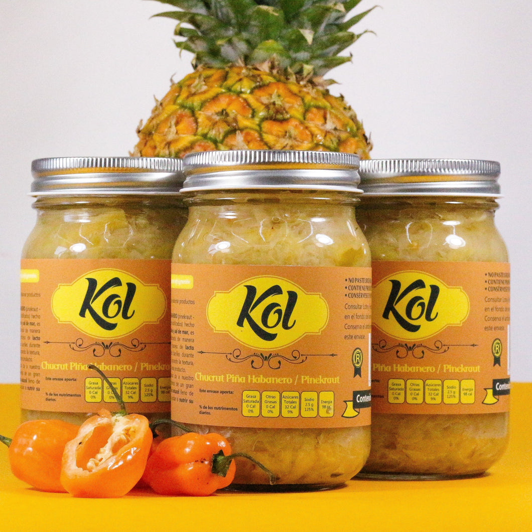 KOL Chucrut - Piña Habanero  Un chucrut diferente con sabores tradicionales de Mexico, col blanca con sal de mar Kosher, pequeños trozos de piña y chile habanero.